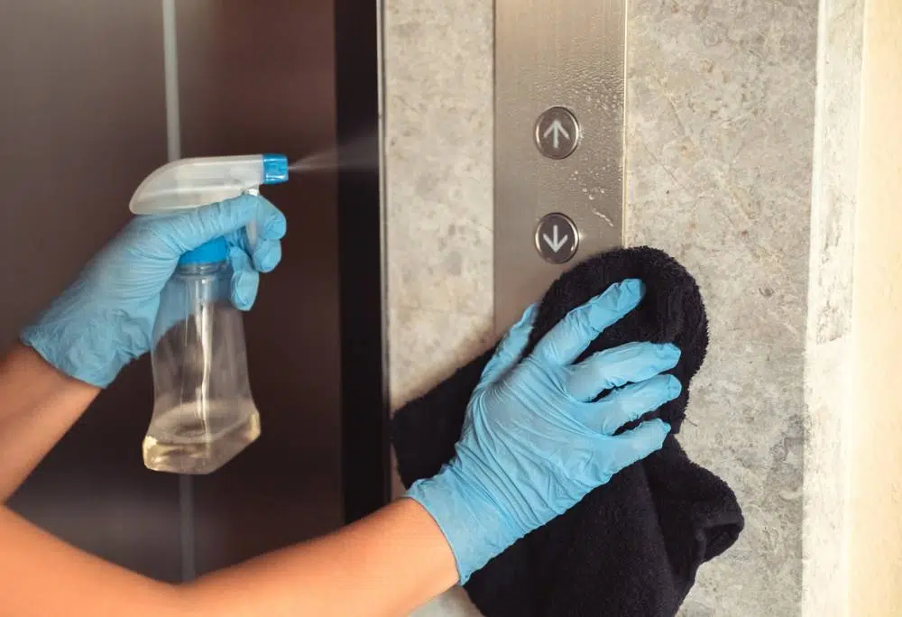 nettoyage pour éviter les risques sanitaires en milieu professionnel